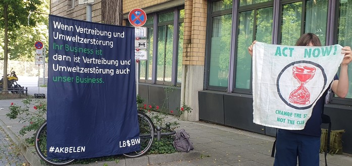 Protestbanner vor dem Amtsgericht Stuttgart