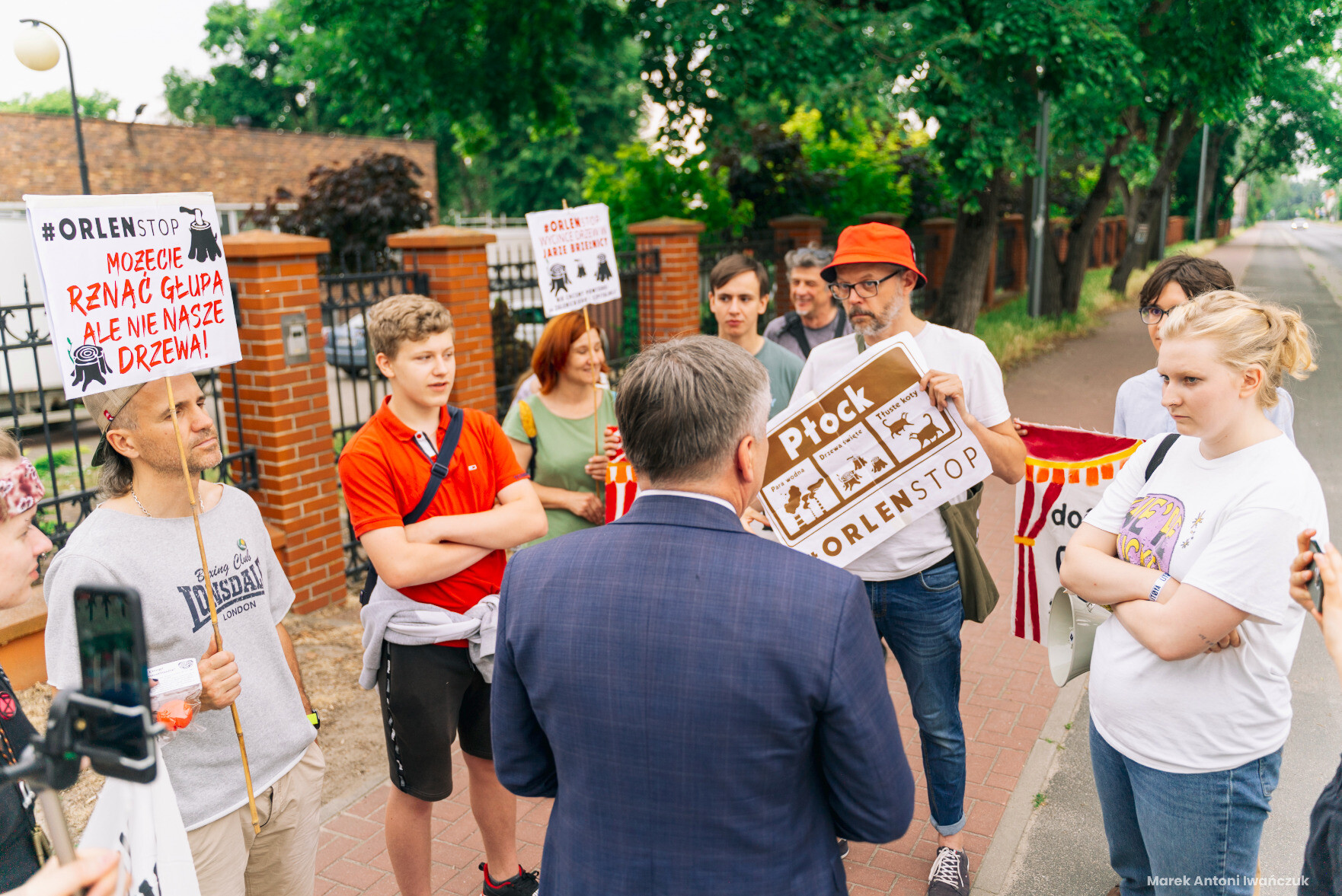 Protestujący rozmawiają z przedstawicielem Orlenu.