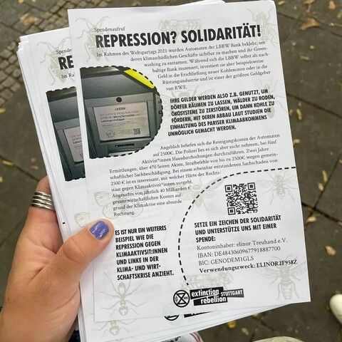 Flyer in die Kamera gehalten mit den Titel:
"Repression? Solidarität!"
Spendenaufruf:
https://extinctionrebellion.de/og/stuttgart/aktionen/zum-weltspartag-2021-bei-der-lbbw/