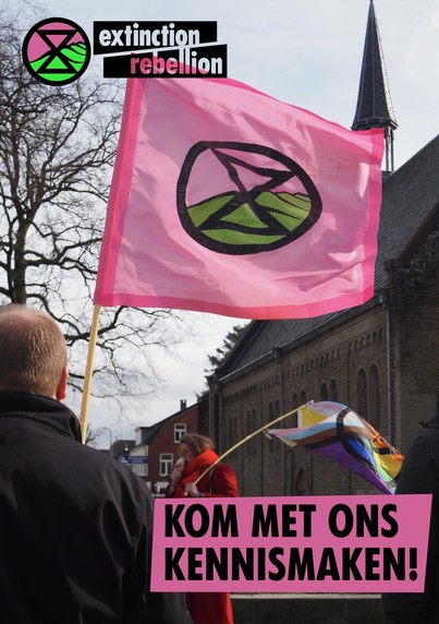 Een foto van een roze Extinction Rebellion vlag. Op de achtergrond is een kerk zichtbaar. Op de voorgrond een persoon met kalend hoofd. Daar achter een persoon met rode jas en een regenboog-XR-vlag. Rechtsonder de tekst Kom Met Ons Kennismaken. Linksboven het logo van XR