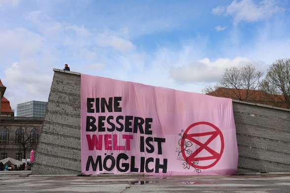 Banner mit der Aufschrift Eine bessere Welt ist Möglich 