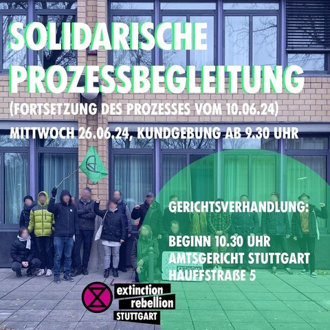Vor dem Amtsgerichtsgebäude in Stuttgart stehen oder sitzen 16 Menschen als Kundgebung vor den Prozess. Ein Mensch schwenkt eine grüne XR-Fahne.
Überschrieben ist das Foto mit:
"Solidarische Prozessbegleitung
(Fortsetzung des Prozesses vom 10.6.24)
Mittwoch 26.6.24, Kundgebung ab 9:30 Uhr
Gerichtsverhandlung:
Beginn 10:30 Uhr
Amtsgericht Stuttgart
Hauffstraße 5
XR-Logo extinction rebellion stuttgart"
