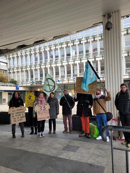 Action de XR Saint Etienne et de Zero Waste devant le centre commercial de Saint Etienne "Centre 2" (groupe complet)