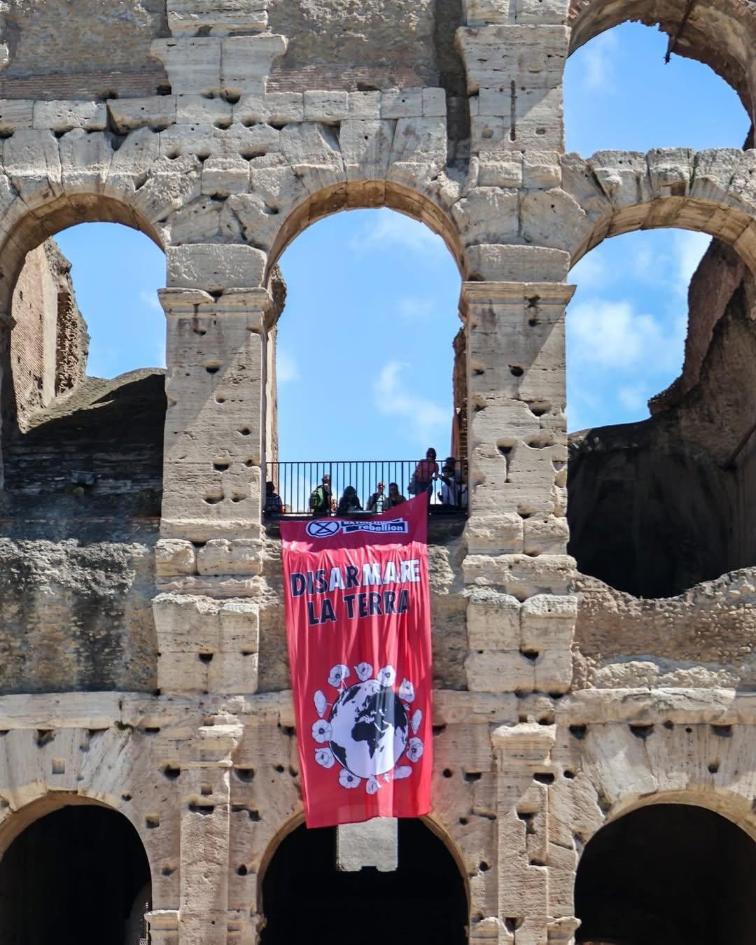 Image de la semaine d'actions de XR Italie de fin avril à début mai : Ici une banderole "Disarmare la terra" Image de la semaine d'actions de XR Italie de fin avril à début mai : Ici une banderole "Disarmare la terra"