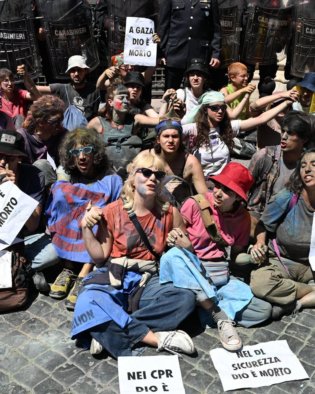 Image de la semaine d'actions de XR Italie de fin avril à début mai : Ici une foule d'activistes "bras dessus, bras dessous" Image de la semaine d'actions de XR Italie de fin avril à début mai : Ici une foule d'activistes "bras dessus, bras dessous"