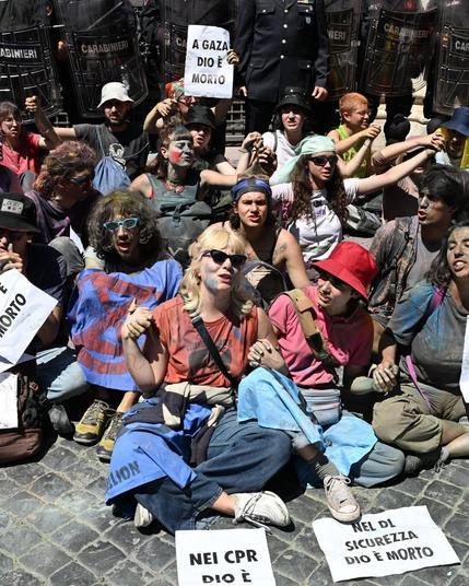 Image de la semaine d'actions de XR Italie de fin avril à début mai :  Ici une foule d'activistes "bras dessus, bras dessous"