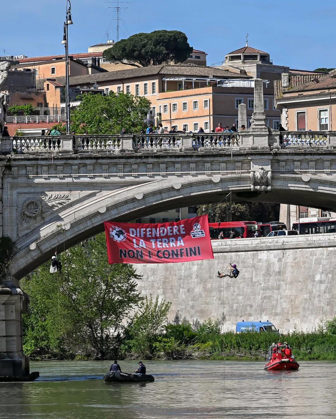 Image de la semaine d'actions de XR Italie de fin avril à début mai : Ici une banderole "Difendere la terra non i confini" Image de la semaine d'actions de XR Italie de fin avril à début mai : Ici une banderole "Difendere la terra non i confini"