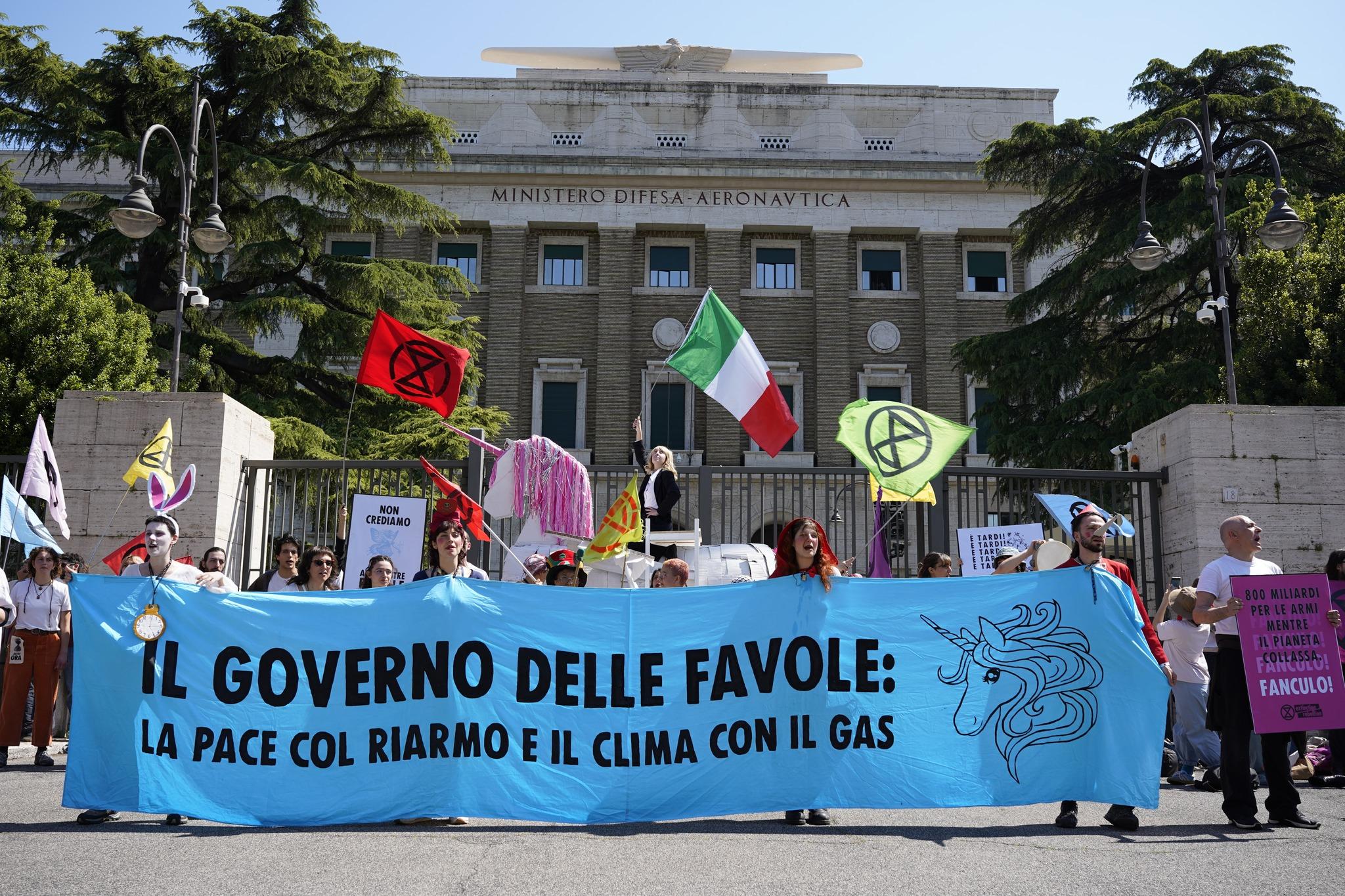 Image de la semaine d'actions de XR Italie de fin avril à début mai : Ici une banderole "Il governo delle favole : la pace col riarmo e il clima con il gas" Image de la semaine d'actions de XR Italie de fin avril à début mai : Ici une banderole "Il governo delle favole : la pace col riarmo e il clima con il gas"